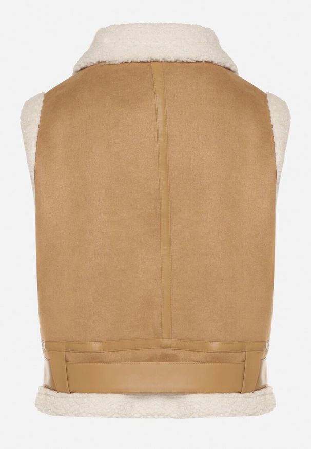 Born2be - Beżowa Rockowa Kamizelka z Futerkiem Typu Baranek i Klamerką Tiodora. Okazja: na co dzień. Kolor: beżowy. Materiał: futro. Wzór: aplikacja. Styl: rockowy