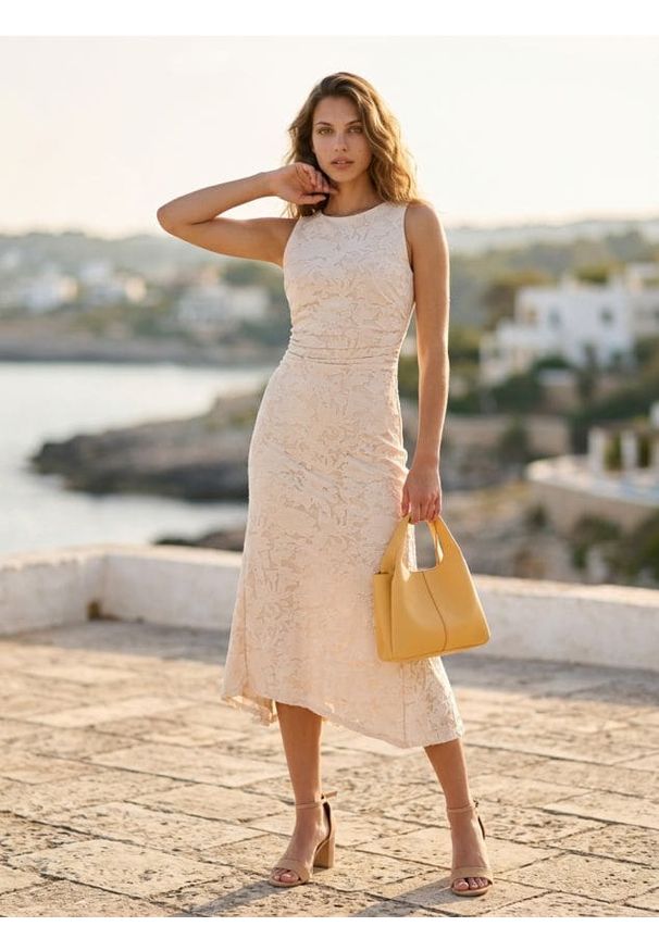 Sinsay - Sukienka midi z marszczeniami i strukturalnym kwiatowym wzorem - kremowy. Kolor: kremowy. Wzór: kwiaty. Długość: midi