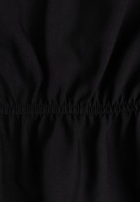 Renee - Czarna Sukienka z Wiskozy Jonmy. Okazja: na co dzień. Typ kołnierza: dekolt w serek. Kolor: czarny. Wzór: gładki, aplikacja. Typ sukienki: proste. Materiał: wiskoza. Długość rękawa: krótki rękaw. Sezon: lato. Styl: casual, elegancki. Długość: midi #6