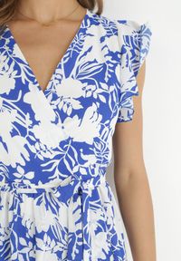 Born2be - Granatowo-Biała Kopertowa Sukienka Maxi w Kwiaty z Falbanką i Wiązaniem Xahna. Typ kołnierza: kołnierz z falbankami. Kolor: niebieski. Materiał: materiał. Długość rękawa: krótki rękaw. Wzór: kwiaty. Sezon: wiosna, lato. Typ sukienki: kopertowe. Długość: maxi #2