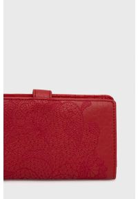 Desigual portfel damski kolor czerwony. Kolor: czerwony. Wzór: haft