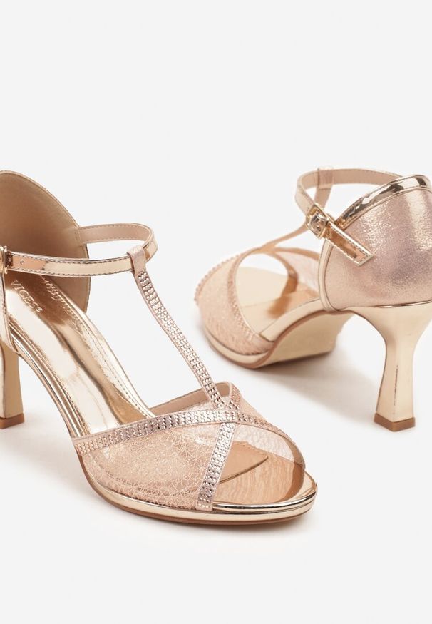 Renee - Szampańskie Sandały Vices na Szpilce Klepsydrze z Cyrkoniami Folaniva. Zapięcie: pasek. Kolor: złoty. Wzór: aplikacja, paski. Obcas: na szpilce. Styl: elegancki. Wysokość obcasa: średni