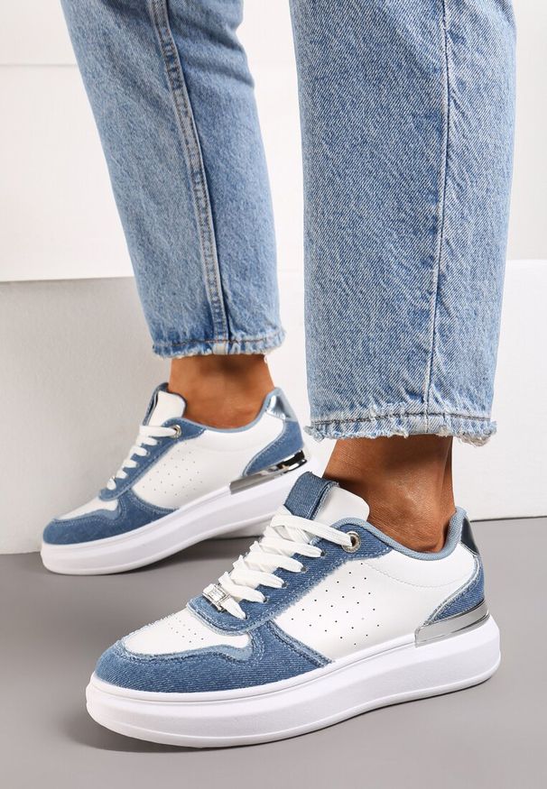 Renee - Biało-Niebieskie Sznurowane Sneakersy z Ozdobnymi Wstawkami z Cyrkoniami i Grubą Podeszwą Maellie. Okazja: na co dzień. Nosek buta: okrągły. Zapięcie: sznurówki. Kolor: biały. Materiał: materiał, jeans. Obcas: na obcasie. Wysokość obcasa: niski