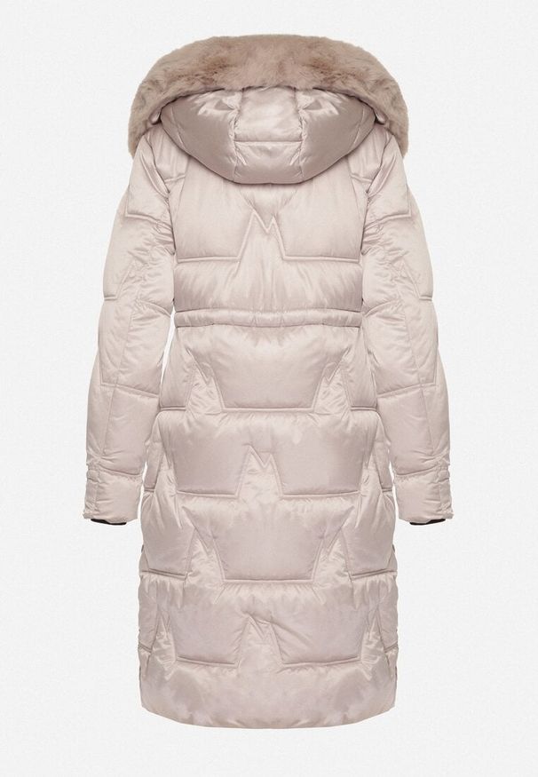 Born2be - Beżowa Pikowana Kurtka o Długim Kroju ze Ściągaczem w Talii i Kapturem Galita. Okazja: na co dzień. Kolor: beżowy. Materiał: jeans, dzianina, futro, poliester. Długość: długie. Styl: casual, elegancki