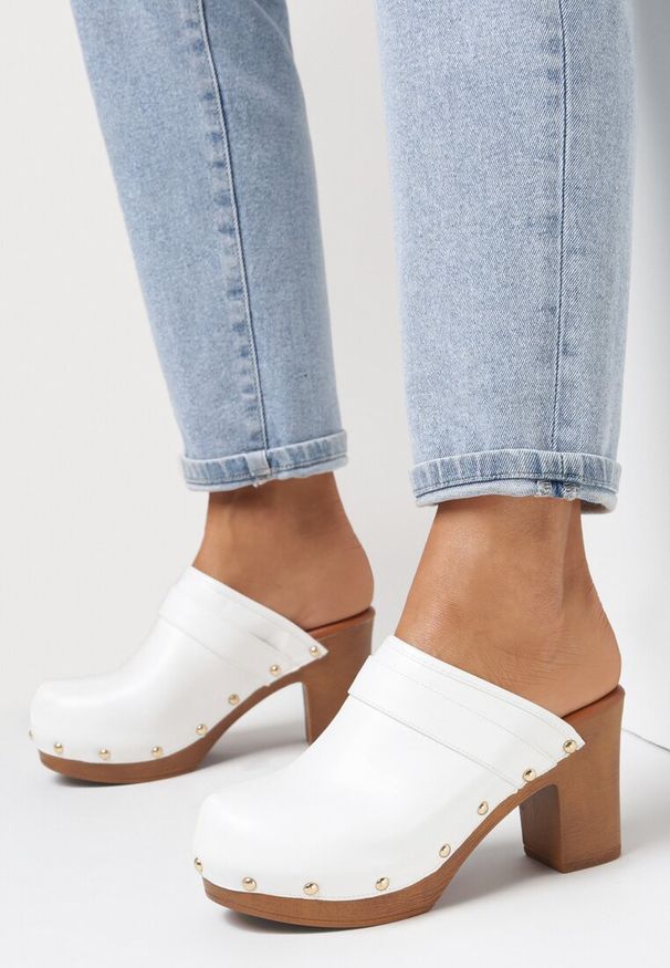 Born2be - Białe Klapki Marelva. Nosek buta: okrągły. Kolor: biały. Materiał: jeans. Sezon: lato. Obcas: na obcasie. Styl: boho. Wysokość obcasa: średni