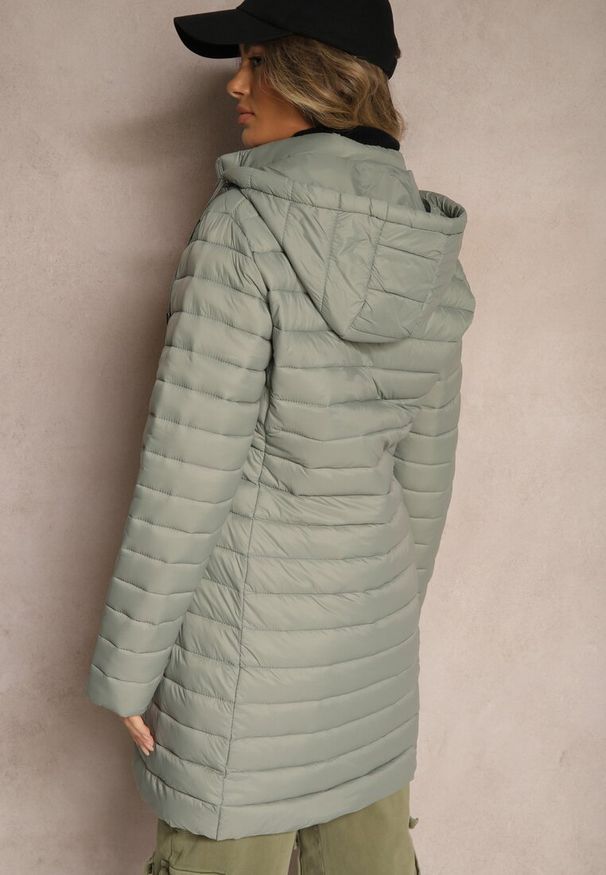 Renee - Jasnozielona Kurtka o Wydłużonym Kroju Pikowana z Odpinanym Kapturem Sintinea. Okazja: na co dzień. Kolor: zielony. Materiał: jeans. Styl: elegancki, casual