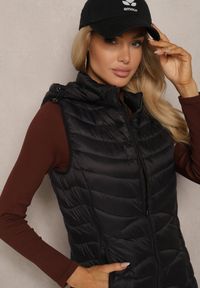 Renee - Czarna Kamizelka Pikowana z Kieszeniami i Odpinanym Kapturem Sailenne. Okazja: na spacer. Kolor: czarny. Materiał: bawełna, jeans. Styl: sportowy, elegancki