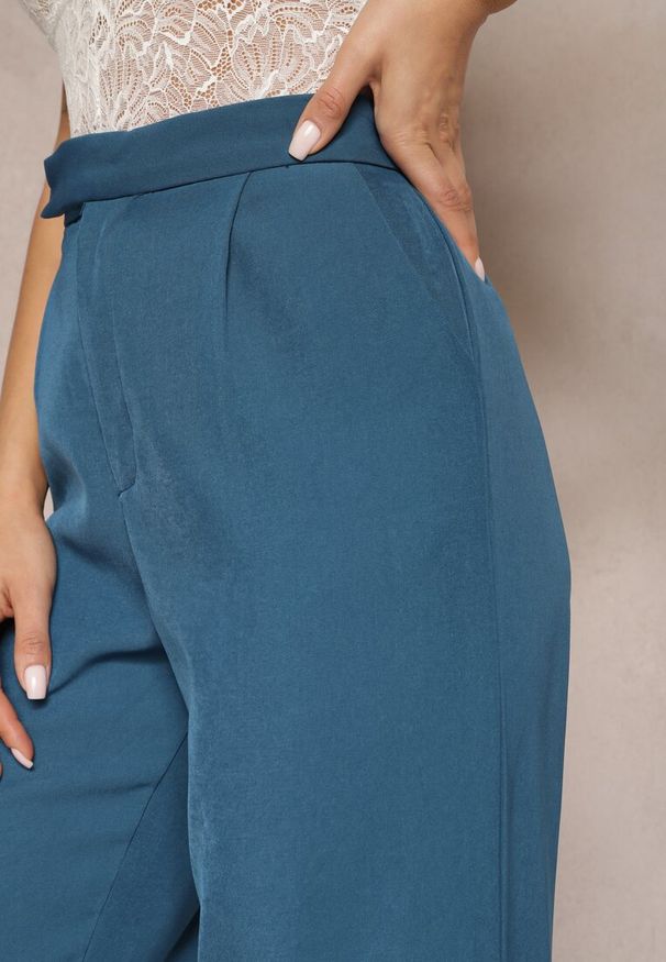 Renee - Granatowe Szerokie Spodnie z Zapięciem na Haczyk Brutris. Okazja: na co dzień. Stan: podwyższony. Kolor: niebieski. Styl: casual, elegancki