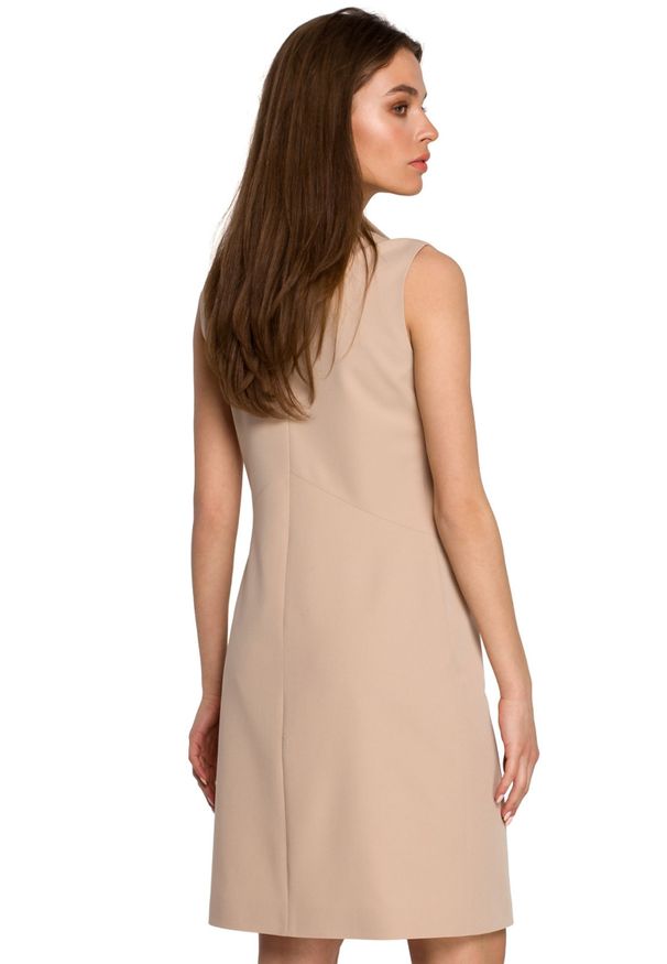 Style - Żakietowa sukienka ze stójką elegancka beżowa. Typ kołnierza: kołnierzyk stójkowy. Kolor: beżowy. Materiał: elastan. Długość rękawa: bez rękawów. Styl: elegancki