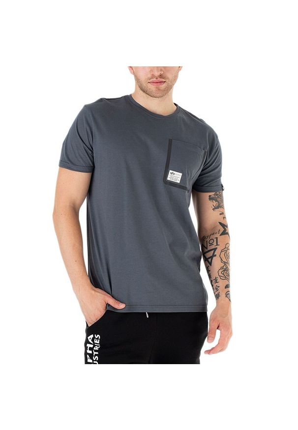 Koszulka Alpha Industries Label Pocket T 136501136 - granatowa. Kolor: niebieski. Materiał: bawełna. Długość rękawa: krótki rękaw. Długość: krótkie