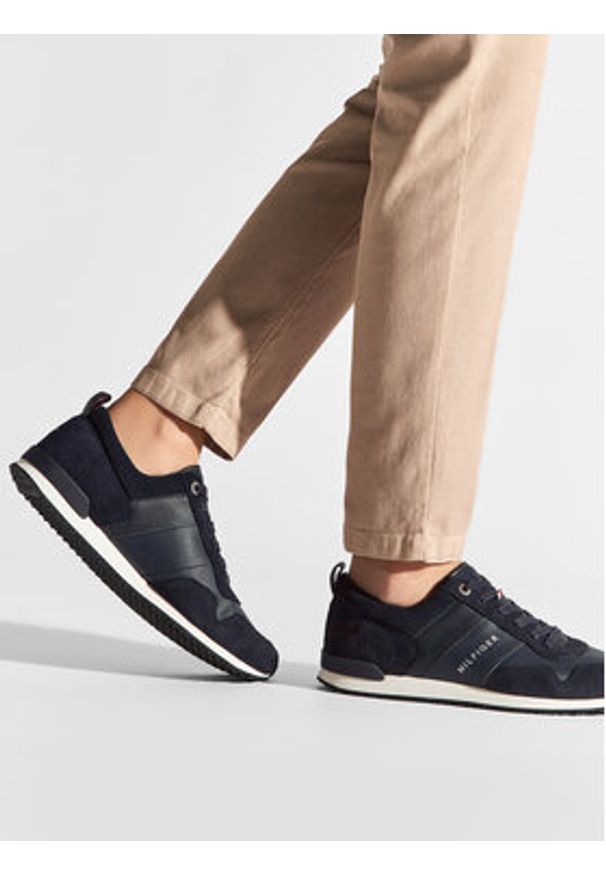TOMMY HILFIGER - Tommy Hilfiger Sneakersy Iconic Leather Suede Mix Runner FM0FM00924 Granatowy. Kolor: niebieski. Materiał: skóra