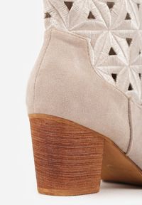 Renee - Jasnobeżowe Botki Kowbojki Vices na Słupku z Geometrycznym Motywem Sarori. Kolor: beżowy. Materiał: jeans. Wzór: geometria. Obcas: na słupku. Styl: elegancki. Wysokość obcasa: średni #2