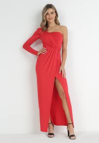 Born2be - Czerwona Kopertowa Sukienka Maxi na Jedno Ramię z Marszczeniami Analaura. Okazja: na imprezę. Kolor: czerwony. Materiał: wiskoza. Typ sukienki: kopertowe. Styl: elegancki. Długość: maxi