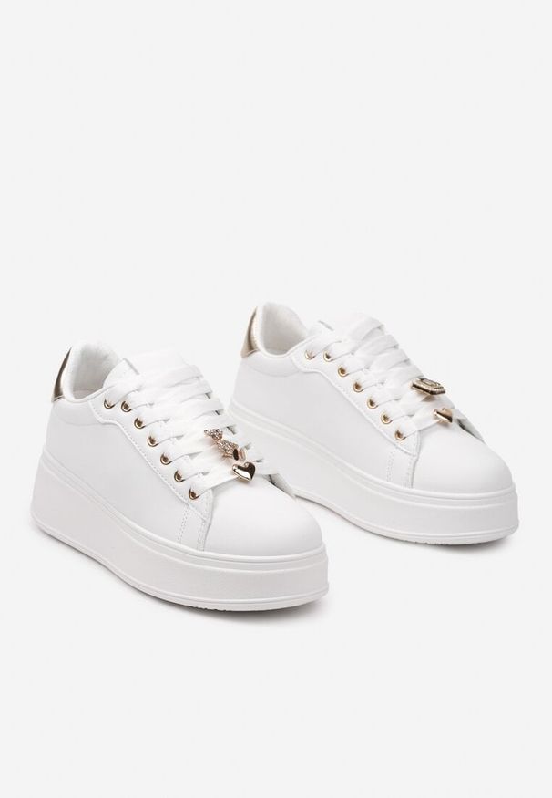 Born2be - Biało-Złote Sneakersy na Grubej Podeszwie przed Kostkę z Metalowymi Zawieszkami Ozdobionymi Cyrkoniami Nasulla. Wysokość cholewki: przed kostkę. Kolor: biały. Wzór: aplikacja
