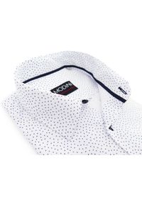 Modini - Biała koszula męska z krótkim rękawem we wzór MK25. Kolor: biały. Materiał: bawełna, poliester, tkanina. Długość rękawa: krótki rękaw. Długość: krótkie. Styl: klasyczny #1