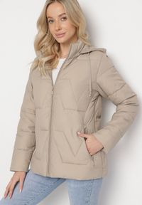 Born2be - Ciemnobeżowa Kurtka z Szerokim Pikowaniem i Kapturem Yasidi. Okazja: na co dzień. Kolor: beżowy. Materiał: jeans. Styl: casual, elegancki #1