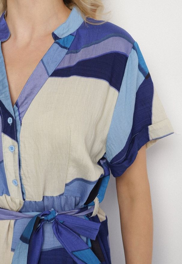 Born2be - Niebieska Sukienka Rozkloszowana z Wiskozy w Geometryczny Wzór z Paskiem Ranislla. Okazja: na co dzień. Typ kołnierza: dekolt w serek. Kolor: niebieski. Materiał: wiskoza. Długość rękawa: krótki rękaw. Wzór: geometria. Styl: elegancki, casual