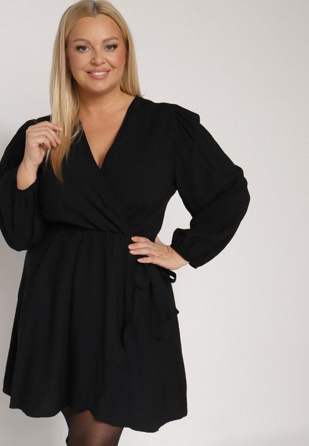 Born2be - Czarna Kopertowa Sukienka z Wiskozą z Wiązaniem w Pasie Vidila. Kolekcja: plus size. Kolor: czarny. Materiał: wiskoza. Sezon: wiosna, jesień. Typ sukienki: kopertowe