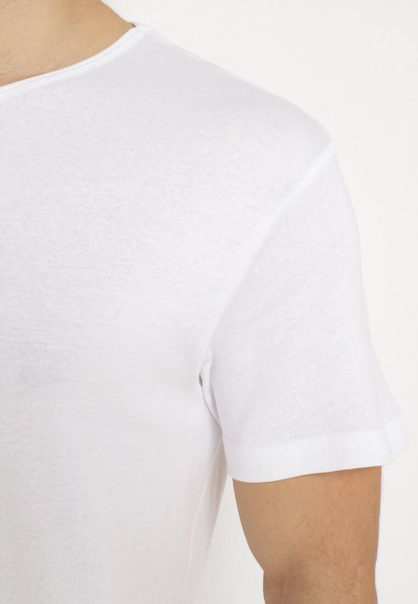 Born2be - Biała Koszulka Leuthoe. Kolor: biały. Materiał: dzianina. Długość rękawa: krótki rękaw. Długość: krótkie. Styl: klasyczny