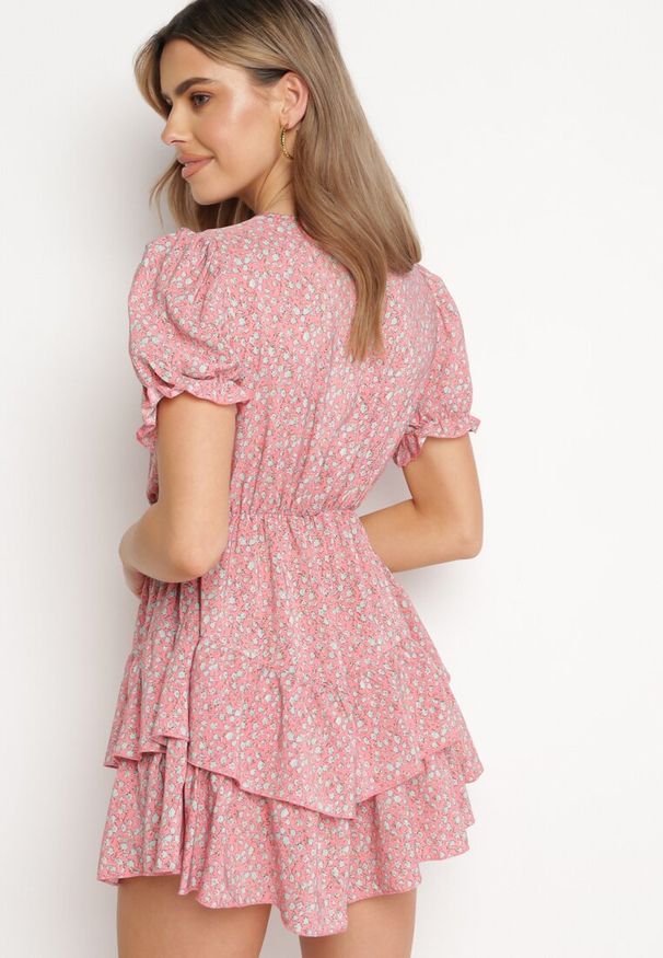Born2be - Różowa Sukienka Mini z Falbankami i Kopertowym Dekoltem z Gumką w Talii Isarola. Typ kołnierza: kołnierz z falbankami. Kolor: różowy. Wzór: kwiaty. Sezon: lato. Typ sukienki: kopertowe. Długość: mini