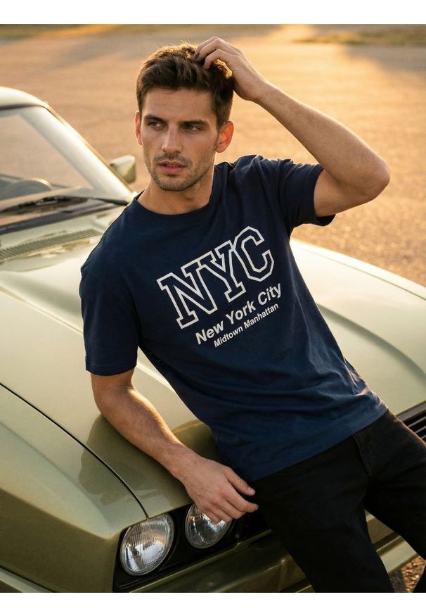 Sinsay - Bawełniana koszulka z napisem - granatowy. Kolor: niebieski. Materiał: bawełna. Wzór: napisy