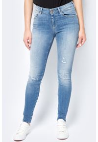 Wrangler - WRANGLER SKINNY RAZZLE BLUE W28KRG17V 112128329. Wzór: aplikacja