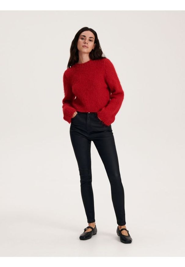 Reserved - Woskowane spodnie z wysokim stanem - czarny. Stan: podwyższony. Kolor: czarny. Materiał: tkanina, wiskoza