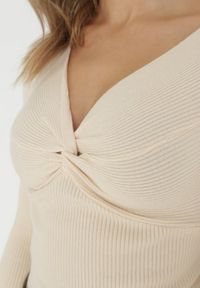 Born2be - Jasnobeżowy Sweter Ampippe. Kolor: beżowy. Materiał: dzianina, prążkowany. Długość rękawa: długi rękaw. Długość: długie. Wzór: jednolity, aplikacja #5