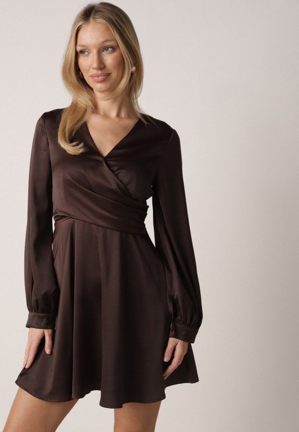 Born2be - Brązowa Satynowa Sukienka VICES z Bawełny o Kopertowym Kroju Glanita. Okazja: na co dzień. Kolor: brązowy. Materiał: satyna, bawełna. Typ sukienki: kopertowe. Styl: casual, klasyczny