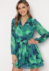 Born2be - Zielona Sukienka Mini z Kopertowym Dekoltem i Wzorem Tie-Dye Arisel. Okazja: na imprezę, na randkę. Kolor: zielony. Typ sukienki: kopertowe. Długość: mini