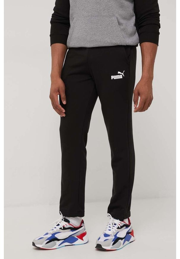 Puma spodnie 586720 męskie kolor czarny z nadrukiem. Kolor: czarny. Materiał: materiał, dzianina. Wzór: nadruk