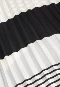 Born2be - Czarna Spódnica z Delikatnymi Plisami Gumką w Talii i Geometrycznym Wzorem Iolantha. Kolor: czarny. Wzór: geometria #8