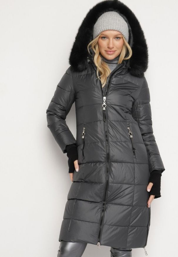 Born2be - Szara Długa Kurtka Pikowana z Futrzanym Kołnierzem z Możliwością Odpięcia Neavith. Okazja: na co dzień. Kolor: szary. Materiał: futro. Długość rękawa: długi rękaw. Długość: długie. Styl: klasyczny, casual, elegancki