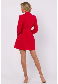 MOE - Sukienka żakietowa z kołnierzem i paskiem w talii czerwona. Okazja: na spotkanie biznesowe, do pracy. Kolor: czerwony. Styl: biznesowy, elegancki, wizytowy #4