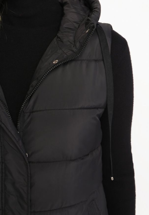 Born2be - Czarna Długa Pikowana Kamizelka Zapinana na Napy i Suwak Ishtar. Kolor: czarny. Długość: długie