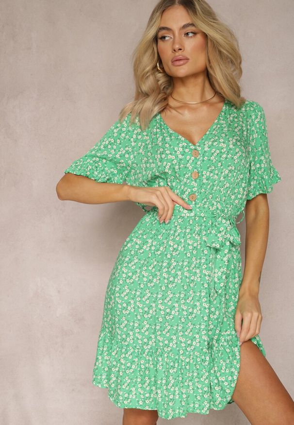 Renee - Jasnozielona Rozkloszowana Sukienka Wiskozowa Mini w Kwiatowy Print z Falbanką Taelle. Kolor: zielony. Materiał: wiskoza. Wzór: kwiaty, nadruk. Długość: mini