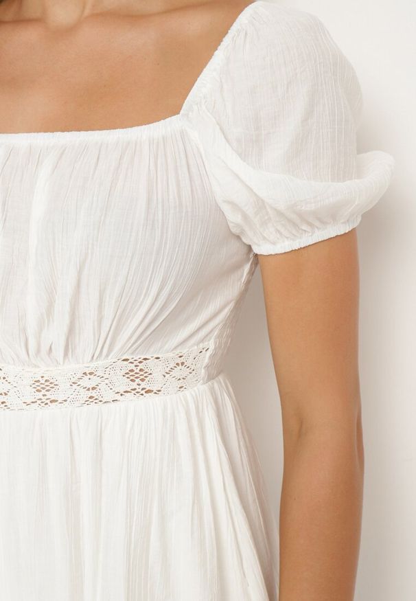 Born2be - Biały Krótki Kombinezon z Wiskozy Zwężany w Talii Feviana. Okazja: na co dzień. Kolor: biały. Materiał: wiskoza. Długość: krótkie. Wzór: aplikacja. Sezon: wiosna, lato. Styl: casual