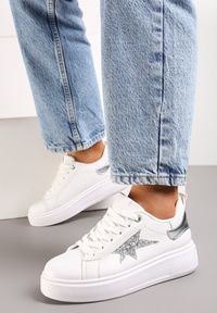 Renee - Białe Sneakersy Ozdobione Brokatem na Niskiej Platformie Leonare. Kolor: biały. Materiał: jeans. Wzór: aplikacja. Obcas: na platformie #2