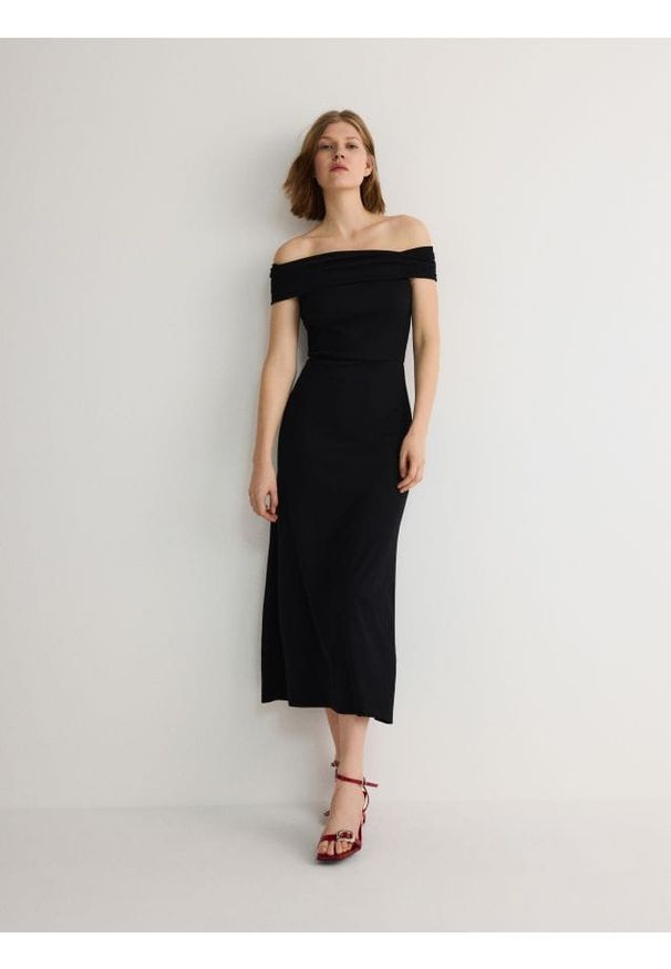 Reserved - Dzianinowa sukienka z modalem - czarny. Kolor: czarny. Materiał: dzianina
