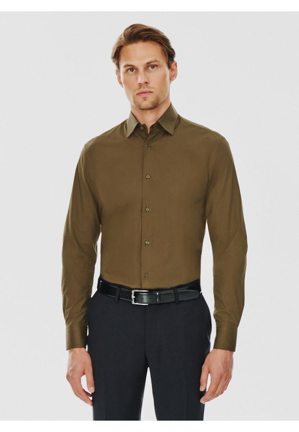Pako Lorente - PAKO LORENTE – Oliwkowa koszula męska długi rękaw. Okazja: na co dzień. Kolor: niebieski, beżowy, zielony, oliwkowy. Materiał: bawełna, elastan. Długość rękawa: długi rękaw. Długość: długie. Wzór: gładki. Styl: casual