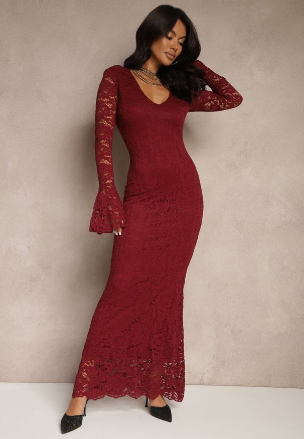 Renee - Bordowa Dopasowana Sukienka Zdobiona Koronką z Rozszerzanym Dołem Hannalis. Okazja: na imprezę. Kolor: czerwony. Materiał: koronka. Wzór: koronka, aplikacja. Typ sukienki: dopasowane. Styl: elegancki