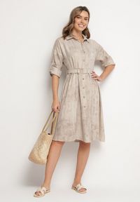 Born2be - Beżowa Sukienka o Koszulowym Kroju z Paskiem z Klamrą Evelmio. Okazja: na co dzień. Typ kołnierza: kołnierzyk klasyczny. Kolor: beżowy. Materiał: jeans. Długość rękawa: długi rękaw. Typ sukienki: koszulowe. Styl: klasyczny, casual, elegancki #7