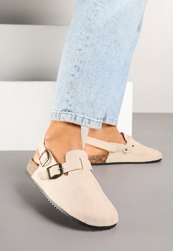 Born2be - Beżowe Sandały Chodaki z Klamerką i Paskiem na Pięcie Norilsa. Okazja: na co dzień. Kolor: beżowy. Materiał: jeans. Obcas: na obcasie. Styl: casual. Wysokość obcasa: niski