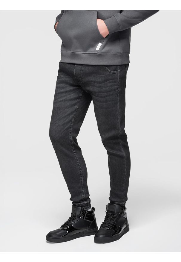 Ombre Clothing - Spodnie męskie jeansowe joggery ze ściagaczem w pasie - czarne V4 - Rozmiar: XL. Okazja: na co dzień. Kolor: czarny. Materiał: jeans. Wzór: aplikacja. Styl: casual, retro