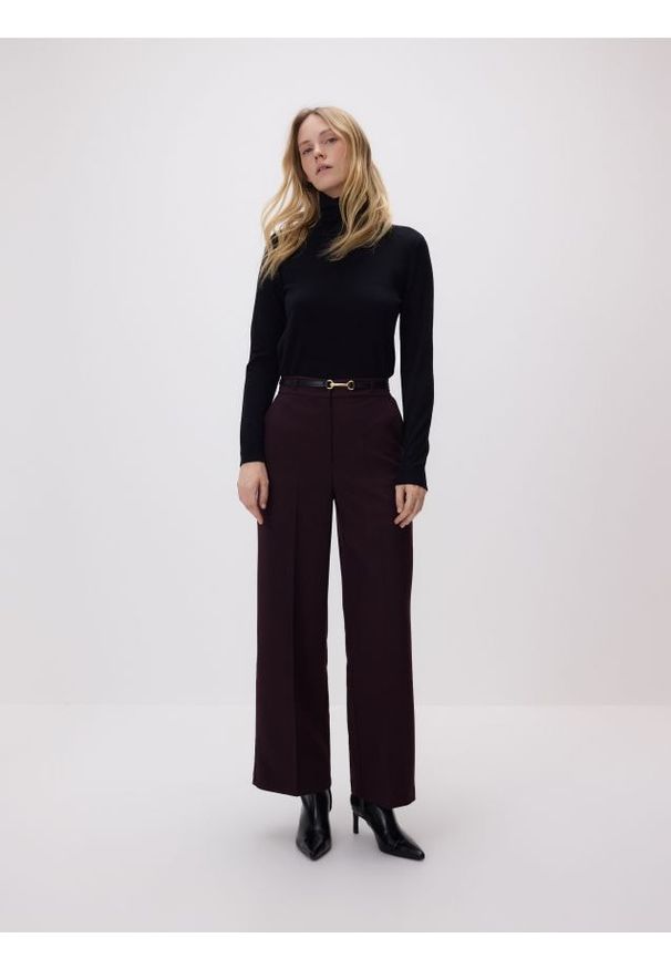 Reserved - Spodnie z paskiem - ciemnofioletowy. Kolor: fioletowy. Materiał: tkanina, wiskoza