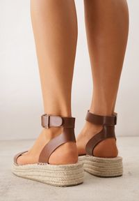 Renee - Brązowe Sandały VICES na Platformie z Plecionki z Szerokim Paskiem z Klamrą Jurelle. Okazja: na spacer. Zapięcie: klamry. Kolor: brązowy. Materiał: jeans, len. Wzór: haft. Sezon: lato. Obcas: na platformie. Styl: boho #2