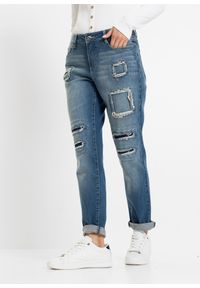 bonprix - Dżinsy BOYFRIEND, mid waist. Kolor: niebieski