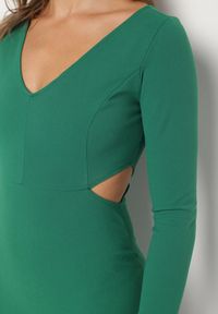 Born2be - Zielona Sukienka o Dopasowanym Kroju z Wycięciami w Talii Halassia. Okazja: na co dzień, na randkę. Typ kołnierza: dekolt w serek. Kolor: zielony. Długość rękawa: długi rękaw. Typ sukienki: dopasowane, proste. Styl: casual, elegancki #6