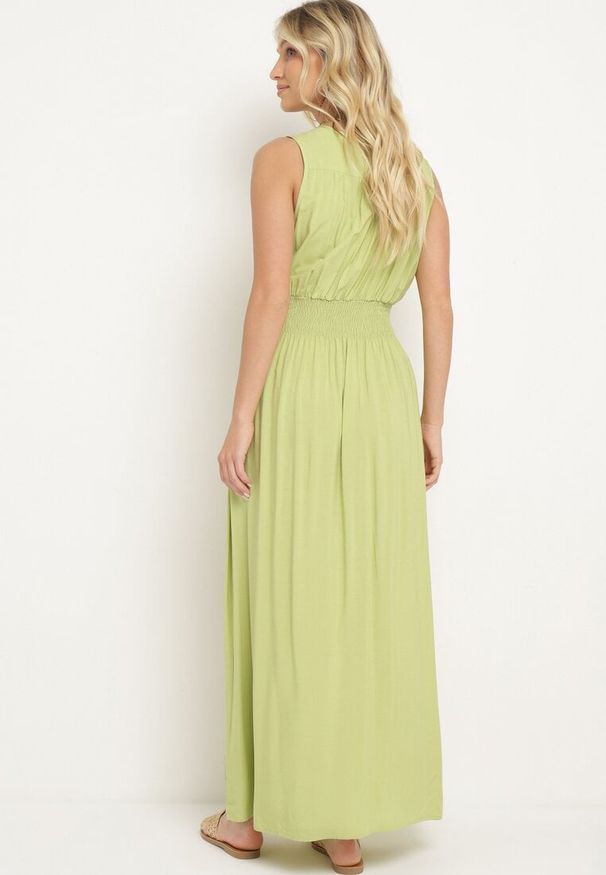 Born2be - Zielona Wiskozowa Sukienka z Kopertowym Dekoltem i Gumkami w Talii Joridia. Okazja: na co dzień. Typ kołnierza: dekolt kopertowy. Kolor: zielony. Materiał: wiskoza. Długość rękawa: na ramiączkach. Typ sukienki: kopertowe. Styl: casual, wizytowy