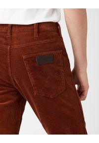 Wrangler - MĘSKIE SPODNIE MATERIAŁOWE WRANGLER GREENSBORO GINGER W15QA2A15. Materiał: materiał